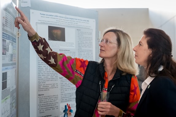 Während der Posterpräsentationen PD Dr. Christine Hellweg und Dr. Cora Thiel (Foto: R. Sablotny)