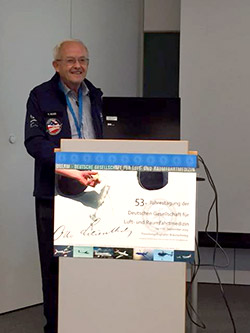 Hannes Ross beim Plenarvortrag (Quelle: Dr. Ilse Janicke)